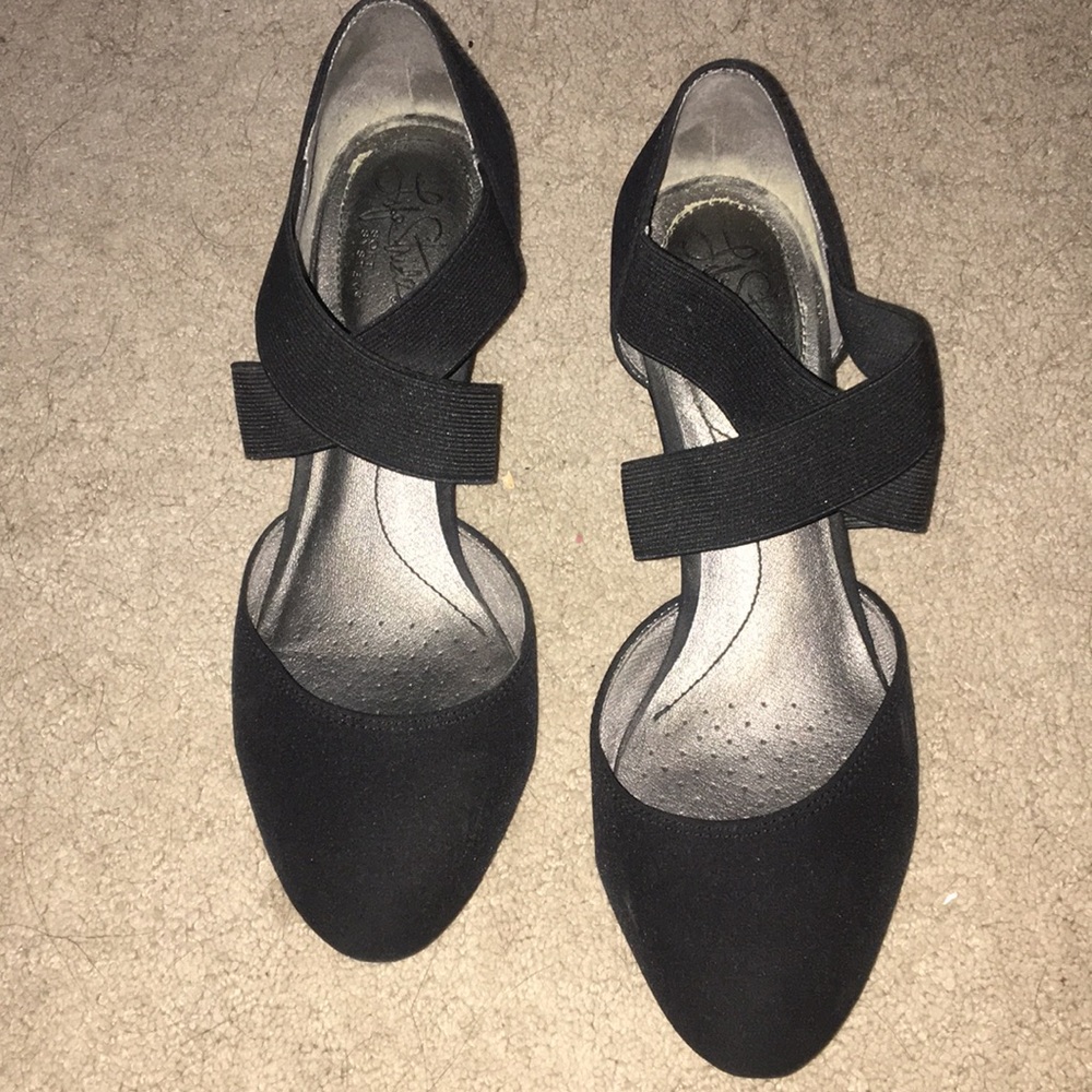 black crossed wedges